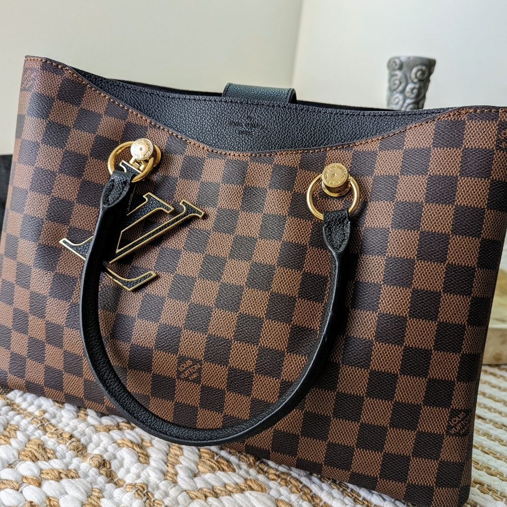 Women's leather handbag w/ shoulder strap.